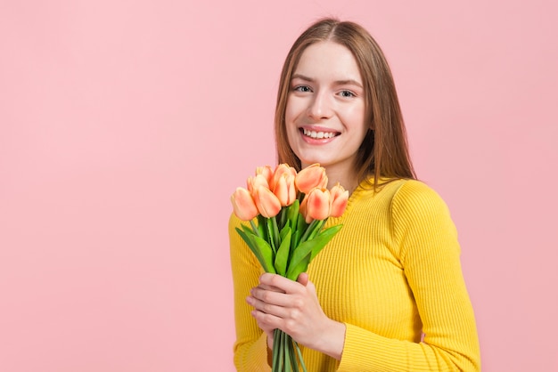 Foto gratuita chica expresando su felicidad