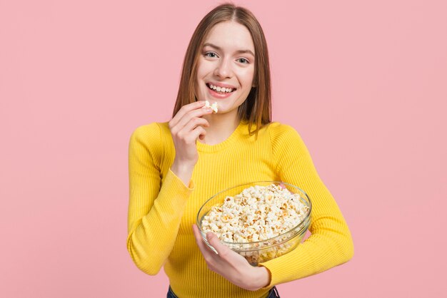 Chica expresando su felicidad