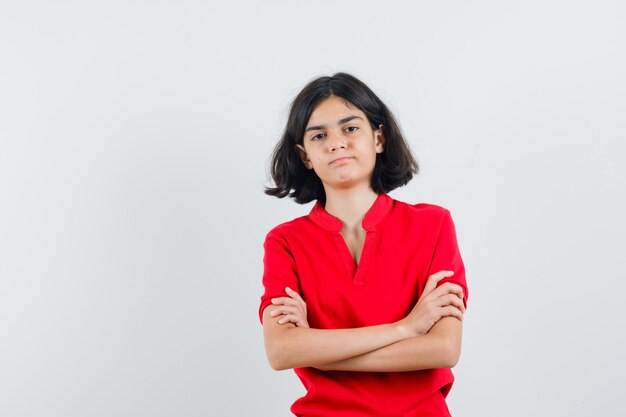 Una chica expresiva está posando en el estudio.