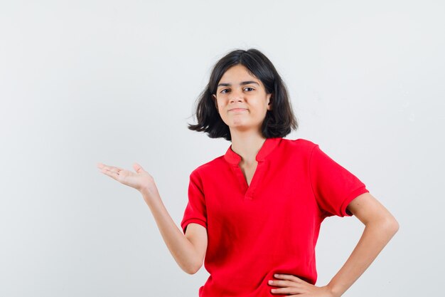 Una chica expresiva está posando en el estudio.