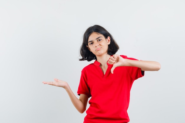 Una chica expresiva está posando en el estudio.