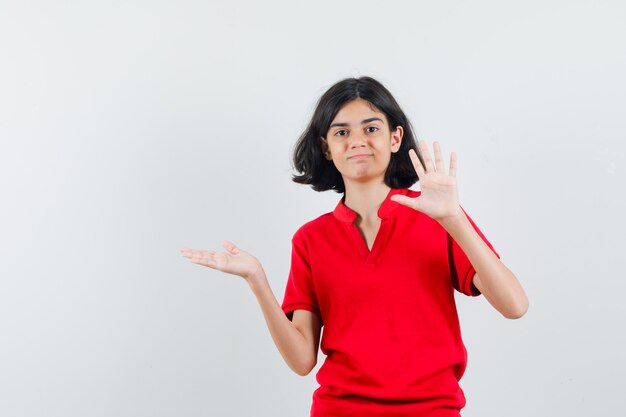 Una chica expresiva está posando en el estudio.