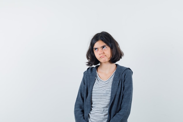 Una chica expresiva está posando en el estudio.