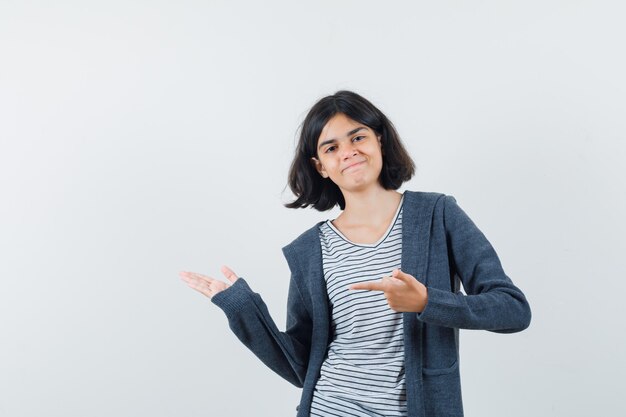 Una chica expresiva está posando en el estudio.