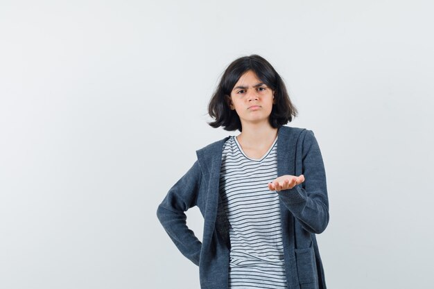 Una chica expresiva está posando en el estudio.