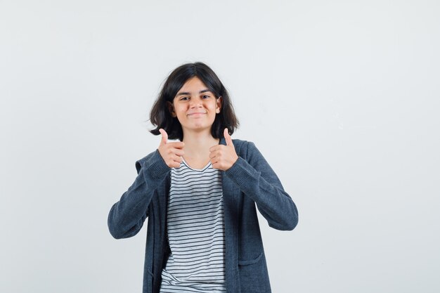 Una chica expresiva está posando en el estudio.