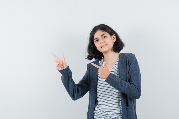 Una chica expresiva está posando en el estudio.