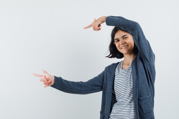 Una chica expresiva está posando en el estudio.