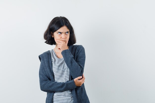 Una chica expresiva está posando en el estudio.