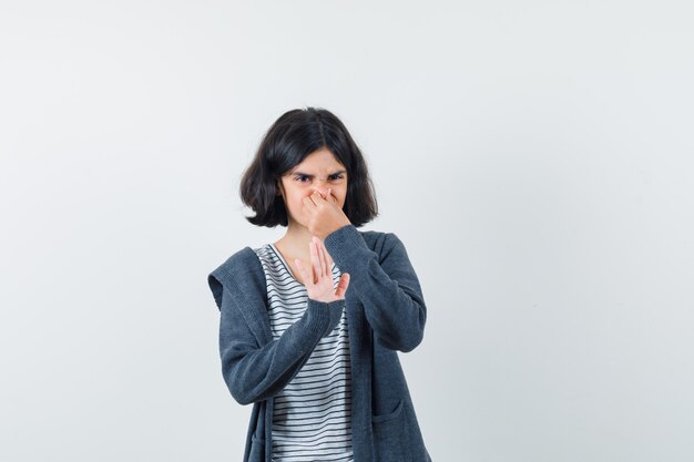 Una chica expresiva está posando en el estudio.