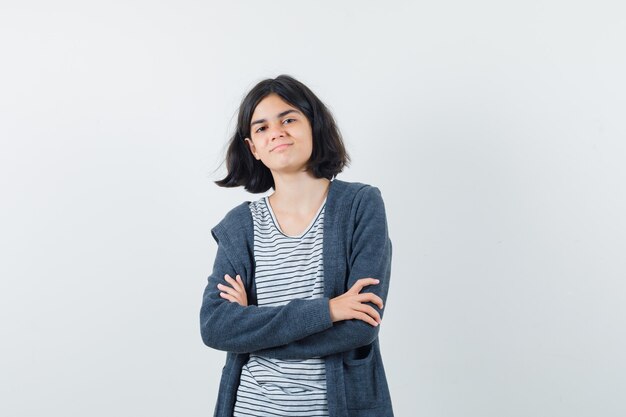 Una chica expresiva está posando en el estudio.