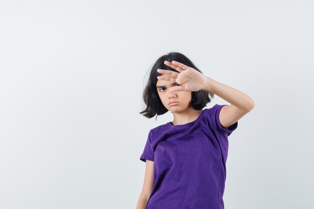 Una chica expresiva está posando en el estudio.