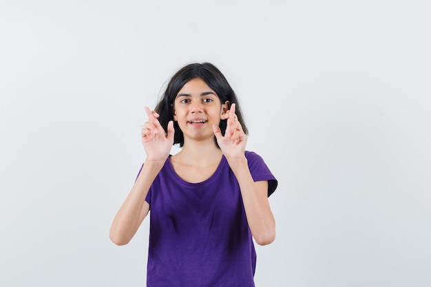 Una chica expresiva está posando en el estudio.