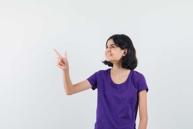 Una chica expresiva está posando en el estudio.