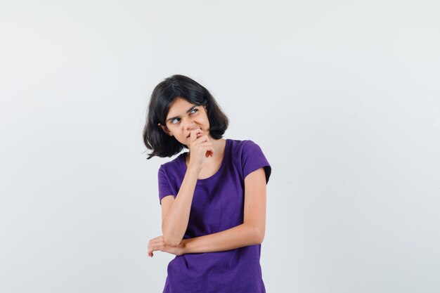 Una chica expresiva está posando en el estudio.