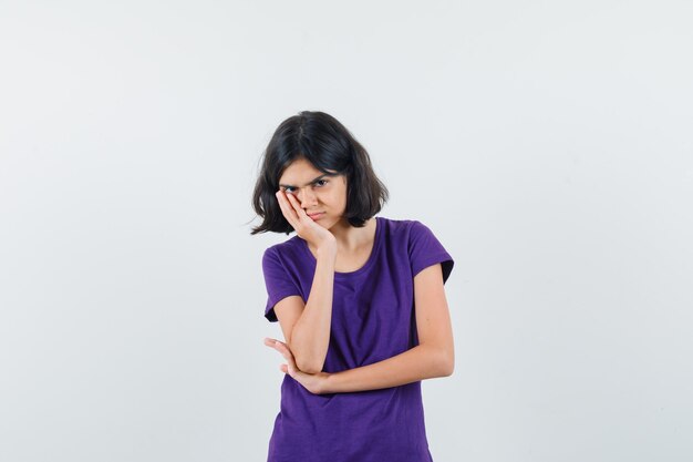 Una chica expresiva está posando en el estudio.