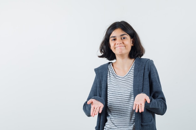 Foto gratuita una chica expresiva está posando en el estudio.