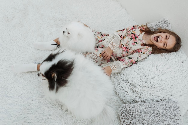 Chica extremadamente feliz con dos perros