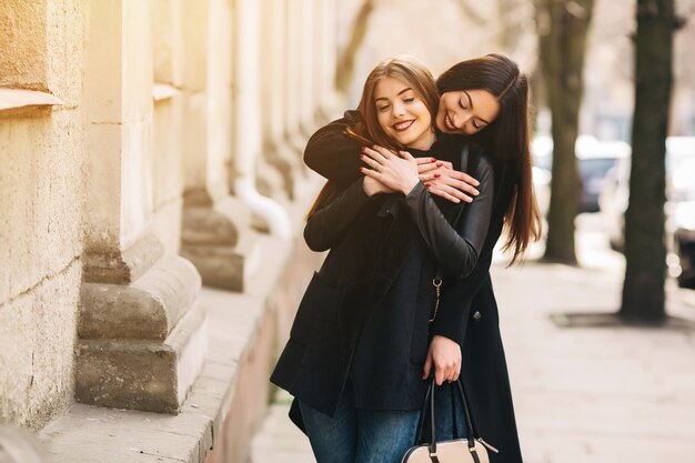 Chica feliz abrazando a su amiga