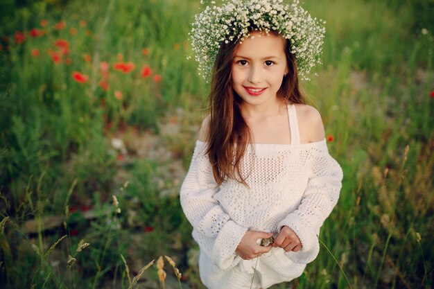 Chica feliz al aire libre