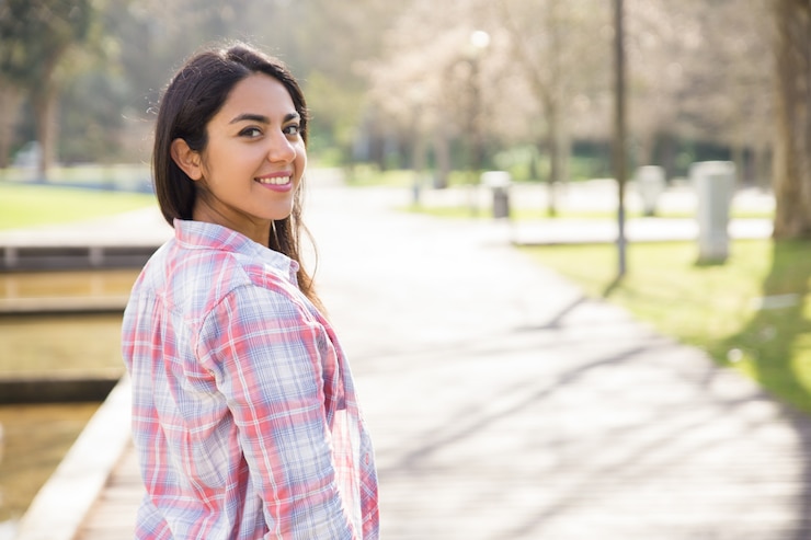 Foto gratuito chica feliz alegre disfrutando de fin de semana en parque de la ciudad