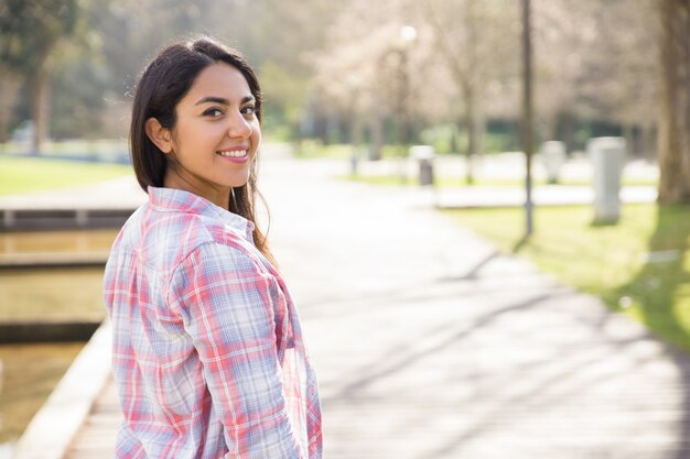 Chica feliz alegre disfrutando de fin de semana en parque de la ciudad