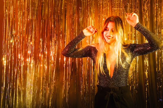 Chica feliz bailando en fiesta de año nuevo