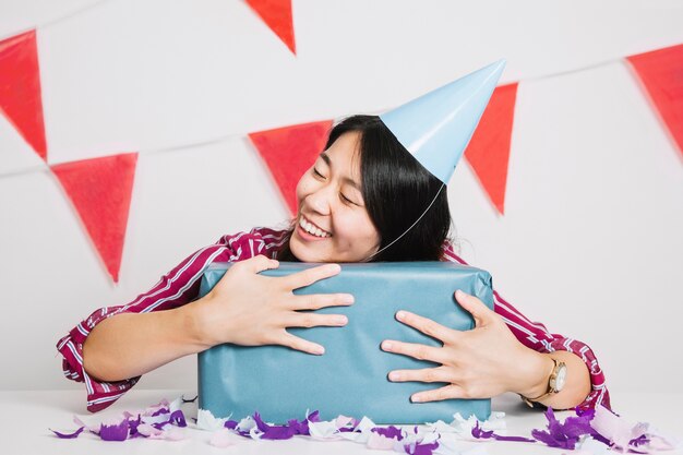 Chica feliz con caja de regalos