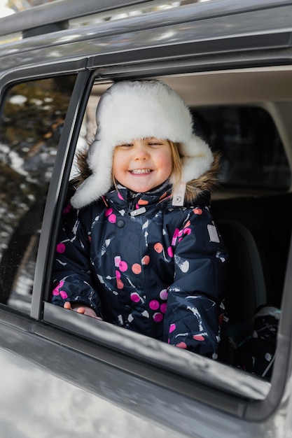 Foto gratuita chica feliz en coche plano medio