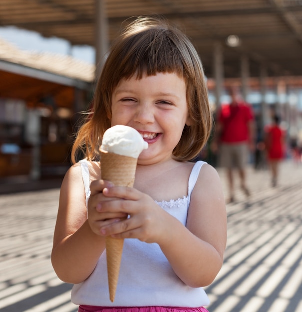 Chica feliz comiendo helado