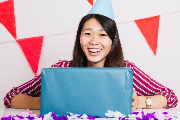 Chica feliz de cumpleaños con caja de regalos