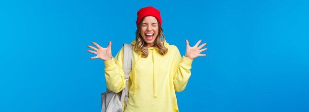 Chica feliz despreocupada aliviada finalmente las clases terminaron y las vacaciones de verano comenzaron a gritar desde jo