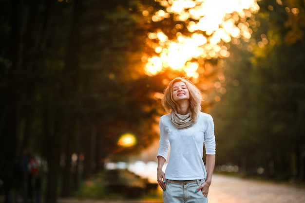 Chica feliz disfrutando de un día de otoño