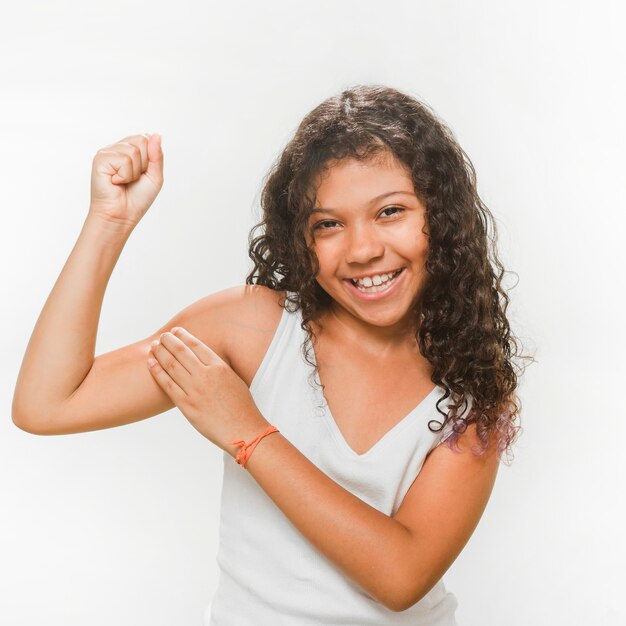 Chica feliz flexionando sus músculos