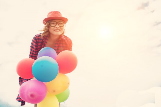 Chica feliz con globos