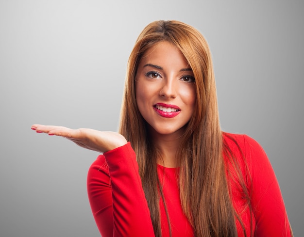 Chica feliz con la mano derecha abierta