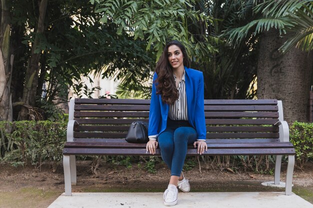 Chica feliz mirando hacia un lado en el parque