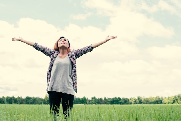 Chica feliz pasando el día en el campo