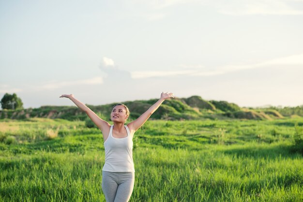 Chica feliz practica yoga