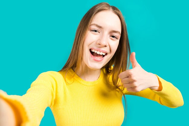 Chica feliz sonriendo