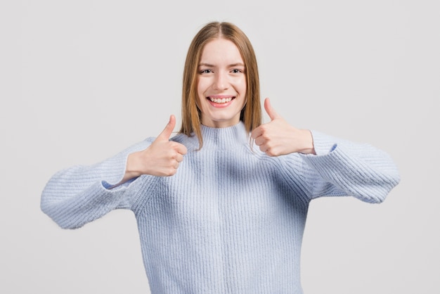 Foto gratuita chica feliz sonriendo