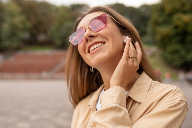 Chica feliz de tiro medio con auriculares