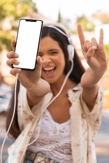 Chica feliz de tiro medio con smartphone