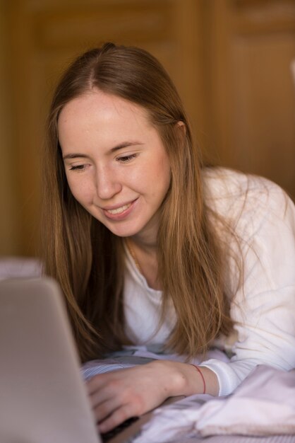 Foto gratuita chica feliz trabajando con su ordenador