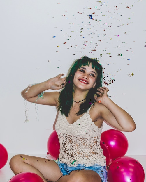 Foto gratuita chica de fiesta con confeti