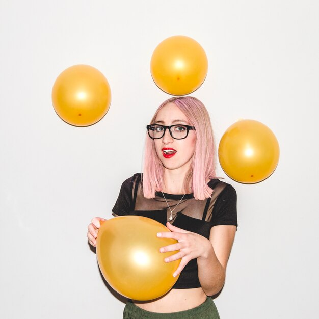 Chica de fiesta con gafas