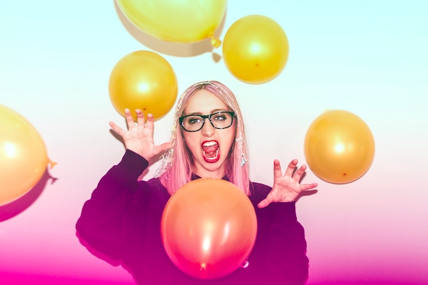 Foto gratuita chica de fiesta gritando con globos