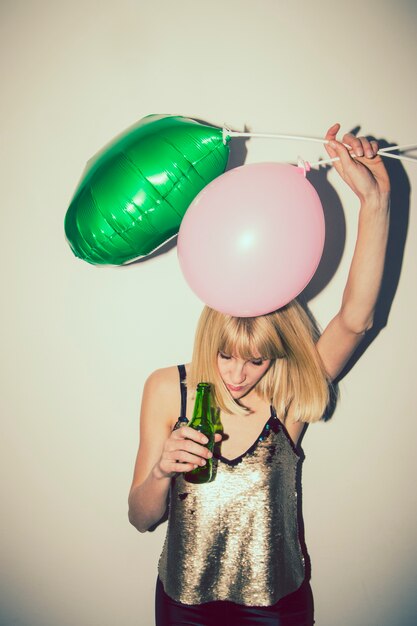 Chica en fiesta loca con globos