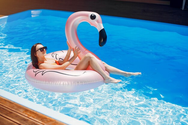 Chica en fiesta de verano en la piscina