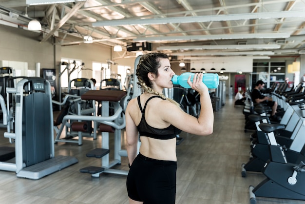 Chica fitness bebiendo agua